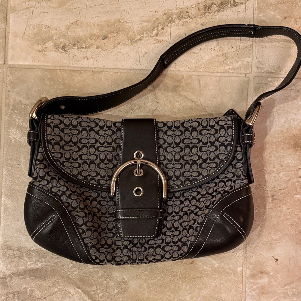 Elegant Coach black and gray shoulder bag with a stylish design.